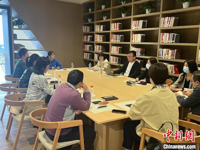 專(zhuān)業(yè)老師進(jìn)行篆刻教學(xué)王題題攝